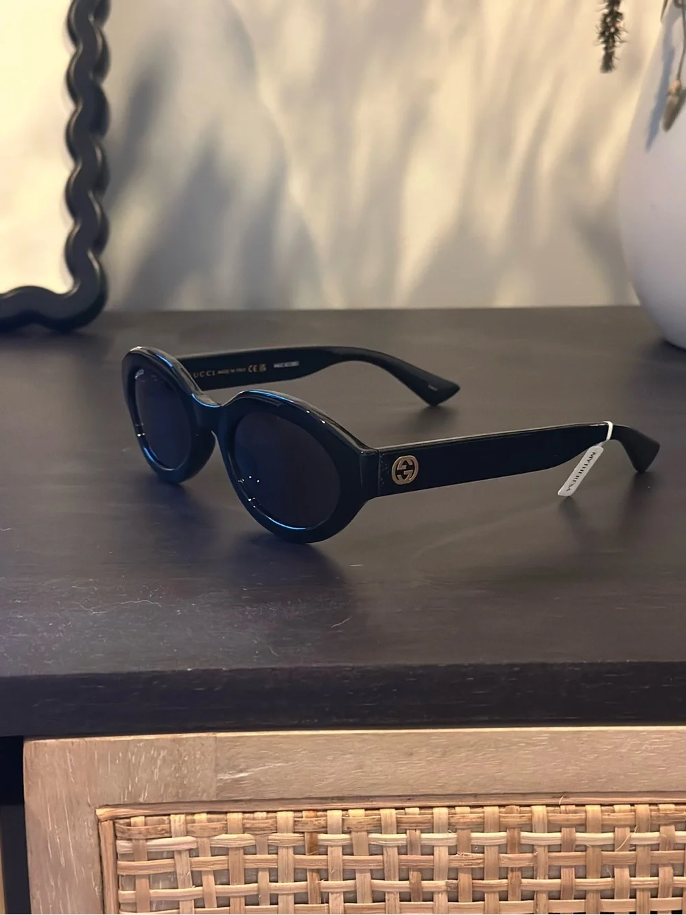 Gucci sleek oval